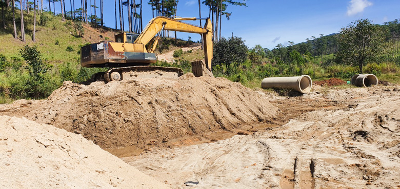Hoạt động khai thác cát sai ranh so với giấy phép tại hồ thủy điện Đa Khai