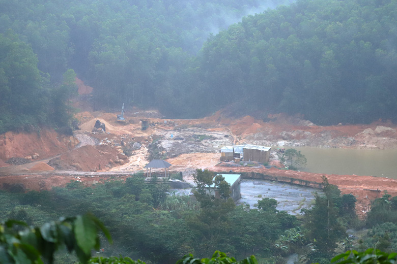 Toàn cảnh đại công trường khai thác cát lậu hoạt động rầm rộ trên đất rừng tại Tiểu khu 474 thuộc địa phận Thôn 2 (xã Đại Lào)