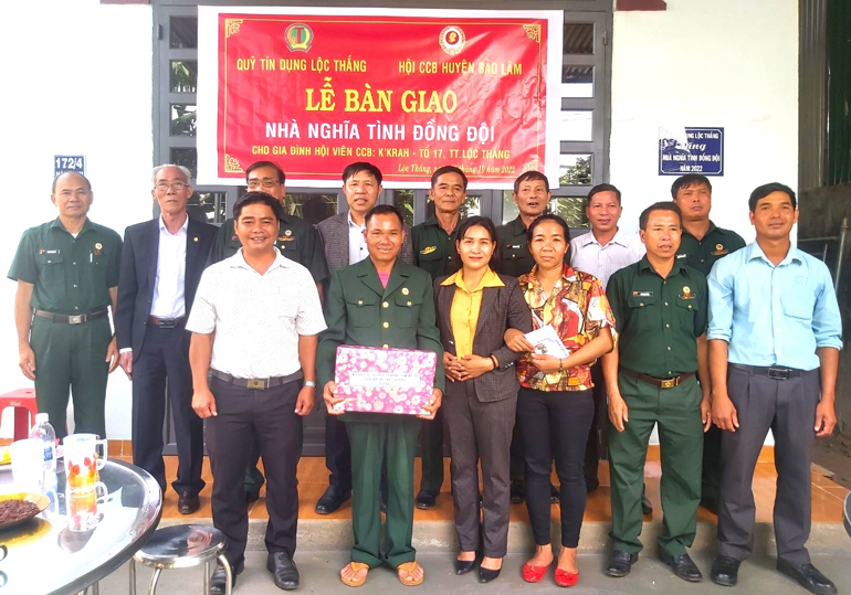 Bảo Lâm: Trao tặng nhà nghĩa tình đồng đội cho cựu binh người đồng bào dân tộc thiểu số