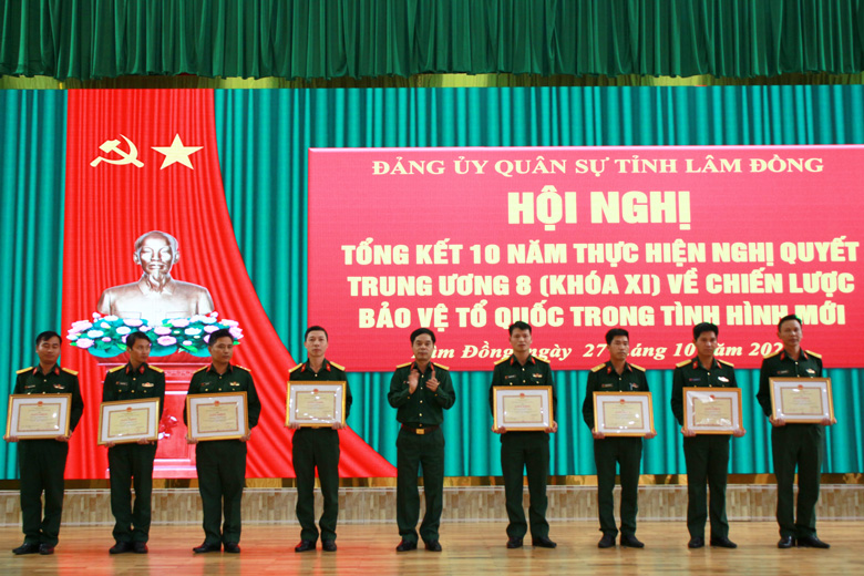 Đại tá Nguyễn Bình Sơn - Chỉ huy trưởng Bộ Chỉ huy Quân sự tỉnh trao giấy khen cho các tập thể, cá nhân có thành tích xuất sắc trong 10 năm thực hiện Nghị quyết Trung ương 8 (khoá XI)