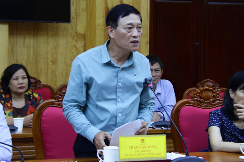 Thứ trưởng Bộ Khoa học và Công nghệ Trần Văn Tùng phát biểu kết luận tại phiên họp