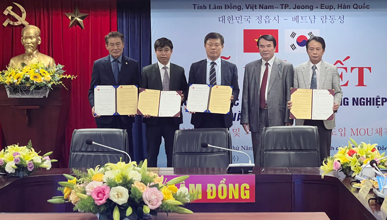 Đại diện Sở LĐTBXH, Sở NNPTNT tỉnh và Trung tâm KTNN (Hàn Quốc) bàn giao biên bản ký kết thỏa thuận hợp tác