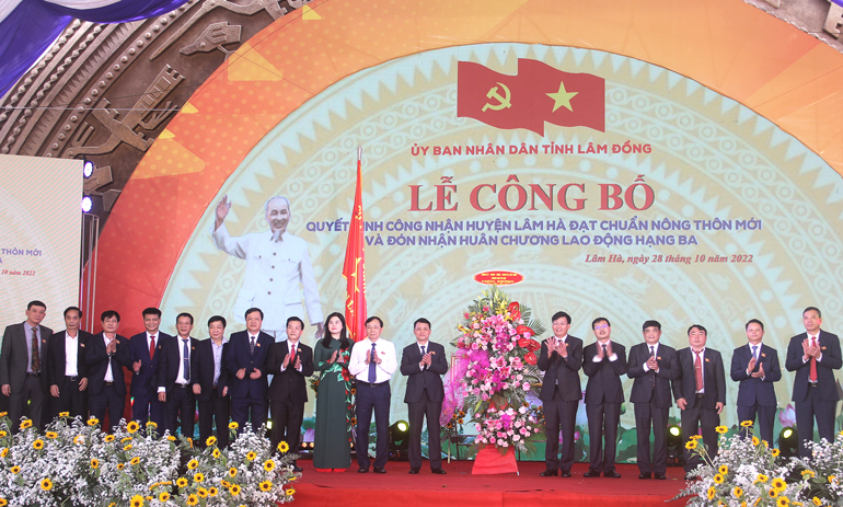 Lãnh đạo TP Hà Nội tặng hoa chúc mừng huyện Lâm Hà