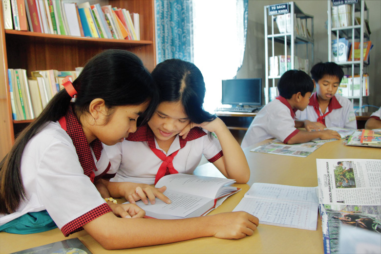 Học sinh Trường Phổ thông DTNT THCS huyện Đam Rông trong một tiết đọc tại thư viện