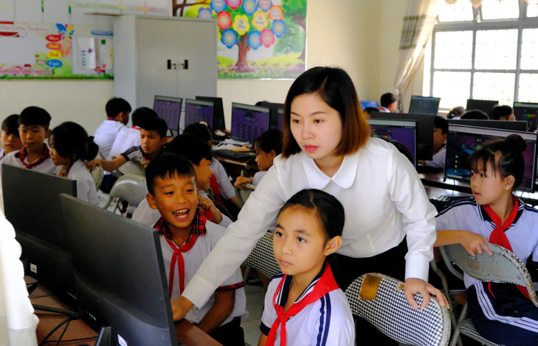 Cô Nguyễn Đỗ Diệu An luôn mong muốn học sinh có thêm nhiều điều kiện tiếp xúc với máy tính và môn Tin học