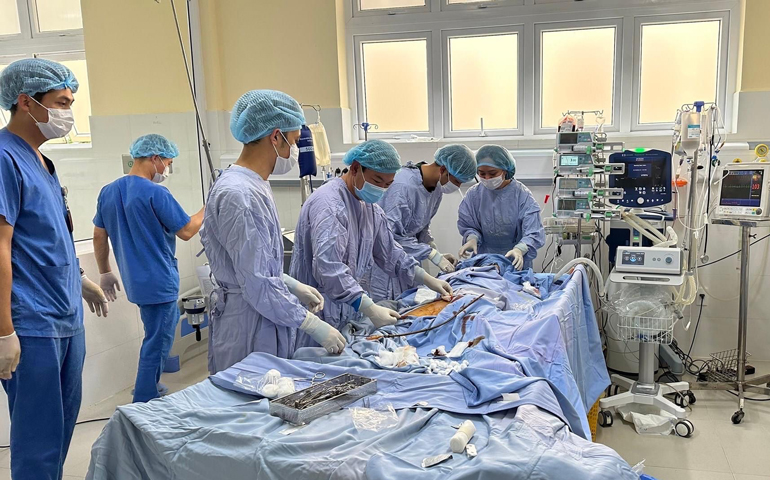 Các bác sỹ Bệnh viện Chợ Rẫy và BVĐK Lâm Đồng thực hiện kỹ thuật tim phổi nhân tạo (ECMO) cứu sống bệnh nhân bị dập phổi