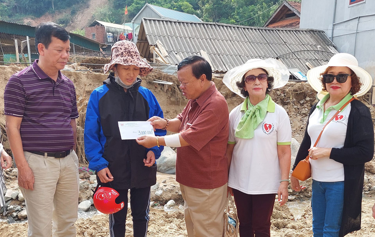 Các hội viên Hội Bảo trợ bệnh nhân nghèo – Người tàn tật và Trẻ mồ côi Lâm Đồng đến xã Tà Cạ, huyện Kỳ Sơn (Nghệ An) giúp đỡ đồng bào bị thiệt hại nặng sau trận lũ quét vừa qua