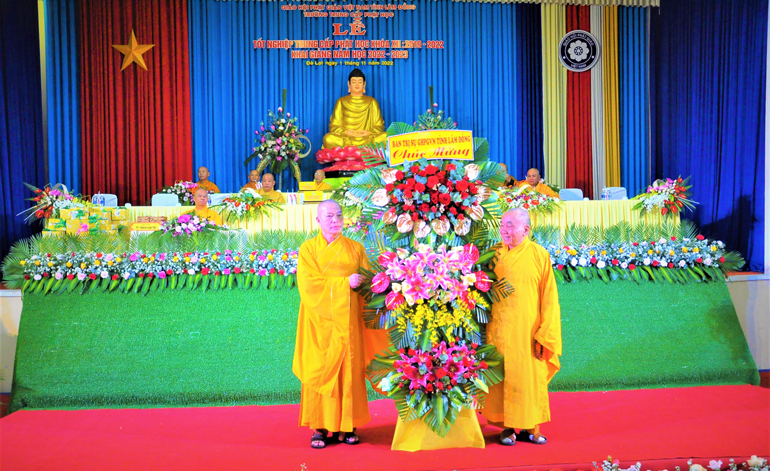Ban Trị sự Giáo hội Phật giáo Việt Nam tặng hoa cho Ban Giám hiệu nhà trường 