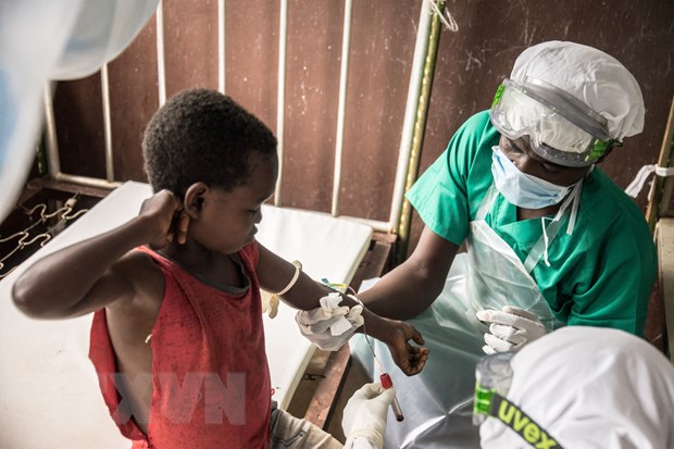 Nhân viên y tế lấy mẫu máu xét nghiệm cho em bé tiếp xúc với bệnh nhân mắc đậu mùa khỉ tại Zomea Kaka, Cộng hòa Trung Phi