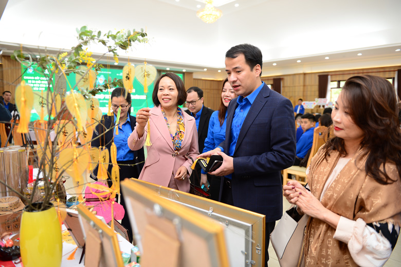 Anh Ngô Văn Cương - Bí thư Trung ương Đoàn cùng các đại biểu tham quan gian hàng trưng bày các sản phẩm tham gia vòng chung kết cuộc thi