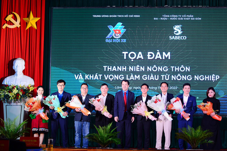 Trung ương Đoàn tặng hoa cho đại diện Ban Vận động lâm thời của Mạng lưới Lương Định Của toàn quốc