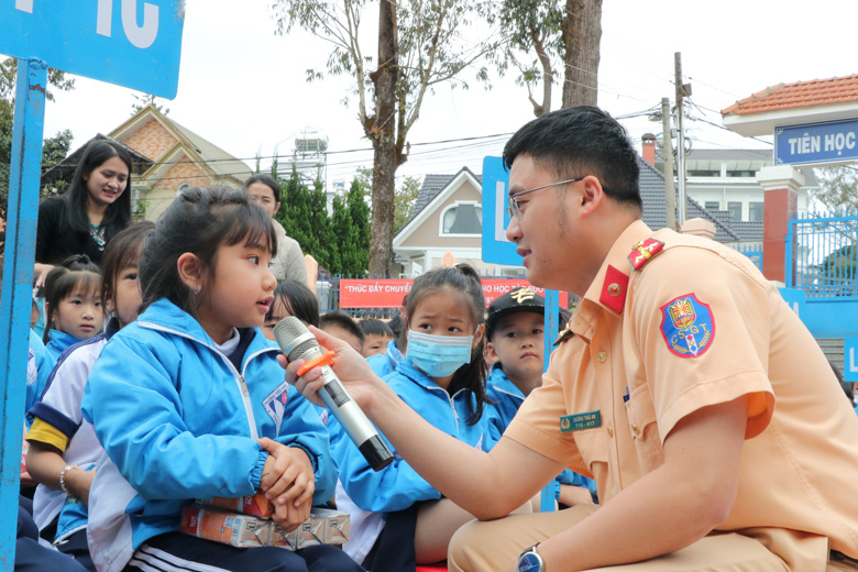 Anh Dương Thái An - Bí thư Đoàn cơ sở Phòng Cảnh sát Giao thông Công an tỉnh tuyên truyền về Luật Giao thông đường bộ cho học sinh