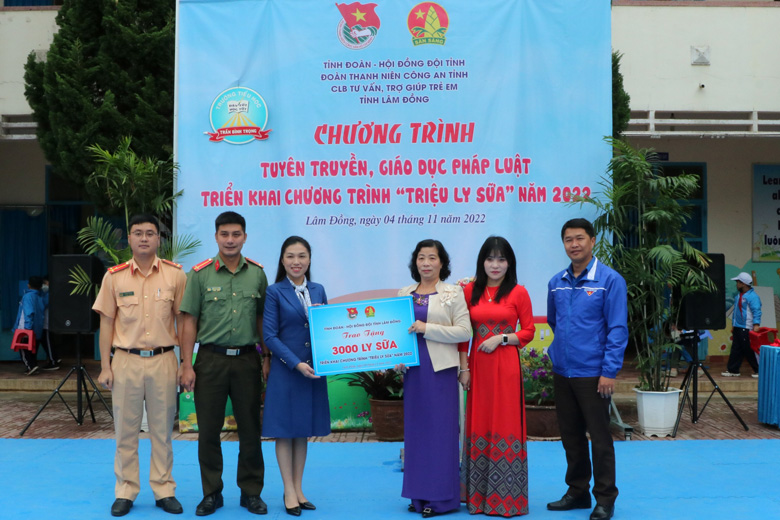 Tỉnh Đoàn - Hội đồng Đội tỉnh Lâm Đồng trao tặng 3.000 hộp sữa cho các em học sinh Trường Tiểu học Trần Bình Trọng