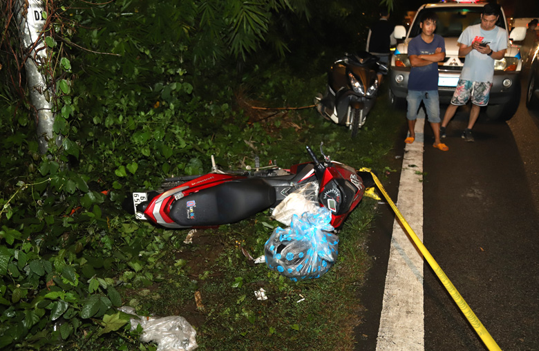 Xe máy 2 nạn nhân điều khiển nằm cách hiện trường 2 nạn nhân tử vong  khoảng 20 mét