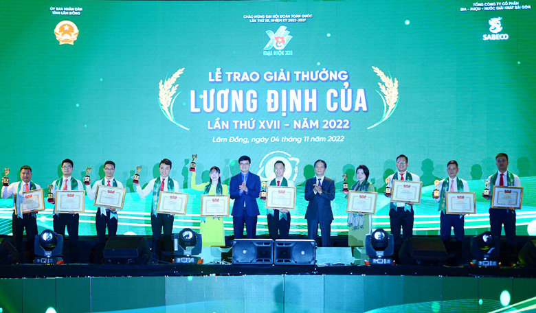 Đồng chí Trần Tuấn Anh và đồng chí Bùi Quang Huy trao giải thưởng Lương Định Của cho các nhà nông trẻ xuất sắc