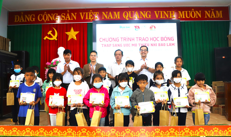 Trao tặng 100 suất học bổng ''Thắp sáng ước mơ'' cho học sinh khó khăn huyện Bảo Lâm