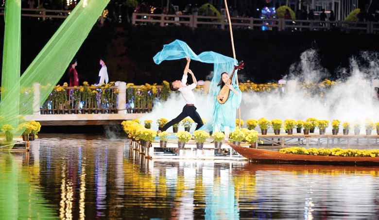 Biểu diễn tơ lụa là một chương trình chính tại Festival Hoa lần IX năm 2022 (Trong ảnh: Trình diễn tơ lụa tại Festival Hoa lần thứ VIII)
