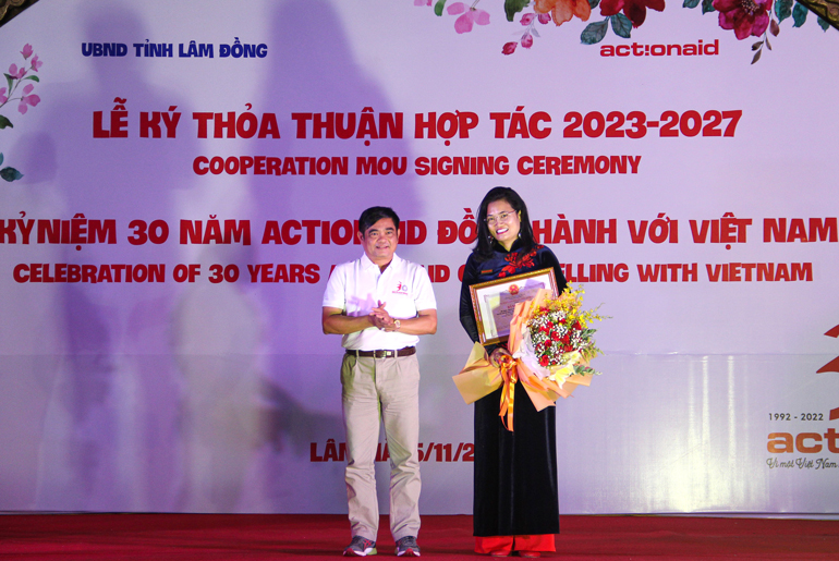 Trao Bằng khen của Chủ tịch UBND tỉnh Lâm Đồng cho ActionAid Quốc tế tại Việt Nam
