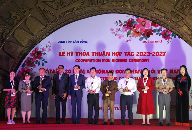  ActionAid Quốc tế tại Việt Nam trao tặng Kỷ niệm chương cho các đối tác