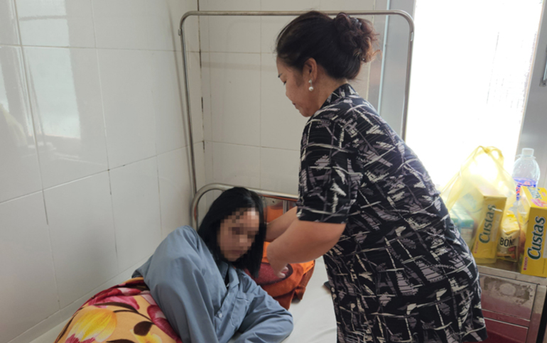 Một nữ sinh lớp 7, Trường THCS Ka Đơn bị một nhóm thanh thiếu niên đánh hội đồng vào tối 23/10 phải nhập viện điều trị