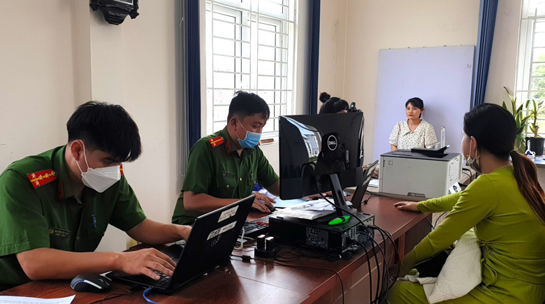 Công an TP Bảo Lộc tiến hành các thủ tục cấp tài khoản định danh điện tử cho công dân