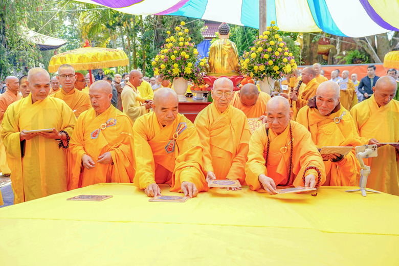 Lễ đặt đặt đá xây dựng bảo tháp Xá Lợi tại Thiền viện Vạn Hạnh - TP Đà Lạt