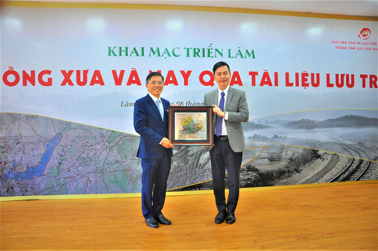 Ông Đặng Thanh Tùng - Cục trưởng Tổng cục Lưu trữ Quốc gia tặng cho tỉnh Lâm Đồng bức bản đồ Đà Lạt cổ quí hiếm