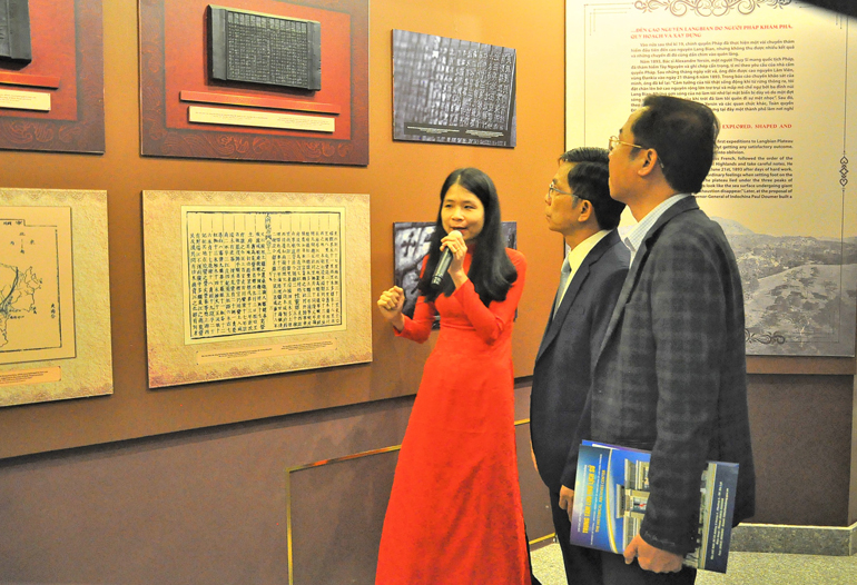 Lãnh đạo tỉnh Lâm Đồng nghe giới thiệu các hiện vật trưng bày 