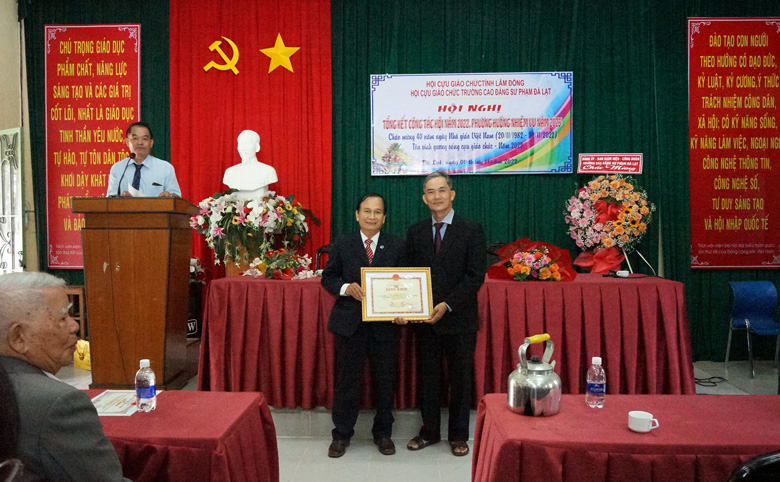 NGƯT Huỳnh Văn Bảy trao Bằng khen cho Chủ tịch Hội Cựu giáo chức Trường Cao đẳng Sư phạm Đà Lạt