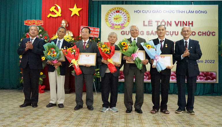 Chủ tịch, Phó Chủ tịch Hội CGC tỉnh Lâm Đồng các thời kỳ nhận Bằng Tôn vinh