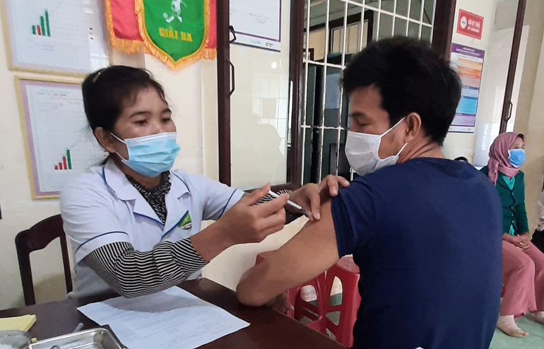 Người dân Di Linh tham gia tiêm vắc xin phòng Covid-19 