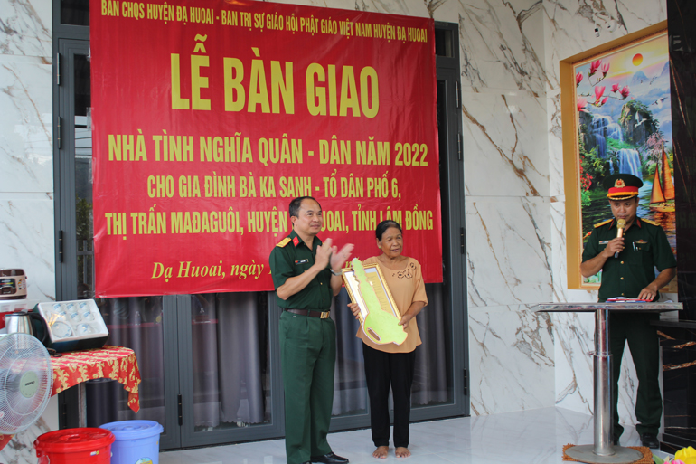 Đại diện Ban CHQS huyện Đạ Huoai trao “Nhà tình nghĩa quân - dân” cho gia đình bà Ka Sanh