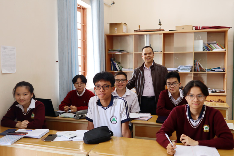 Thầy Lê Phi Long cùng các em học sinh đội tuyển học sinh giỏi môn Vật lý Trường THPT Chuyên Thăng Long
