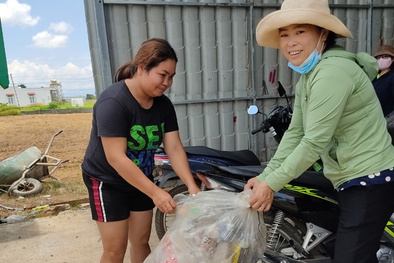Chị em hội viên phụ nữ thôn Pré phân loại, tập hợp rác thải nhựa