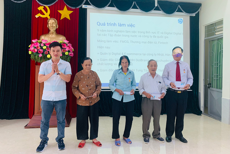 Anh Nguyễn Nghĩa Thanh tặng quà cho 6 gương thầy cô giáo có nhiều đóng góp cho Hội trong thời gian qua