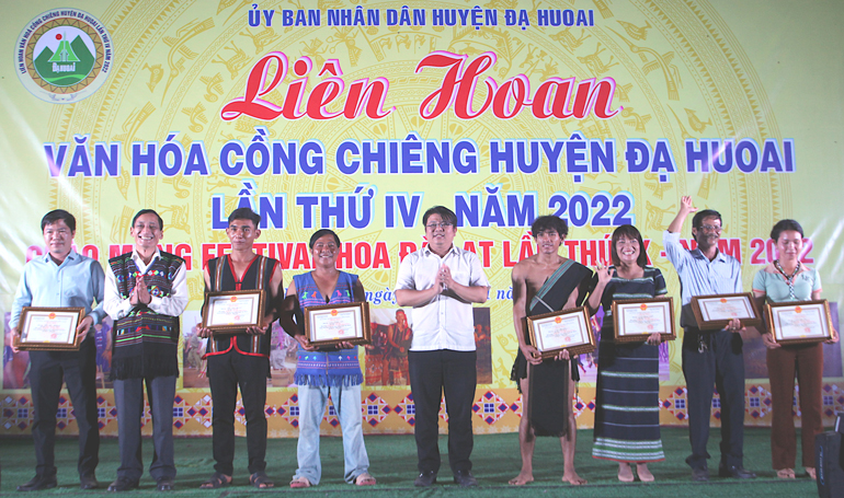 Ông Hồ Ngọc Phong Hải – Phó Bí thư Huyện ủy Đạ Huoai trao giải cho các đơn vị.