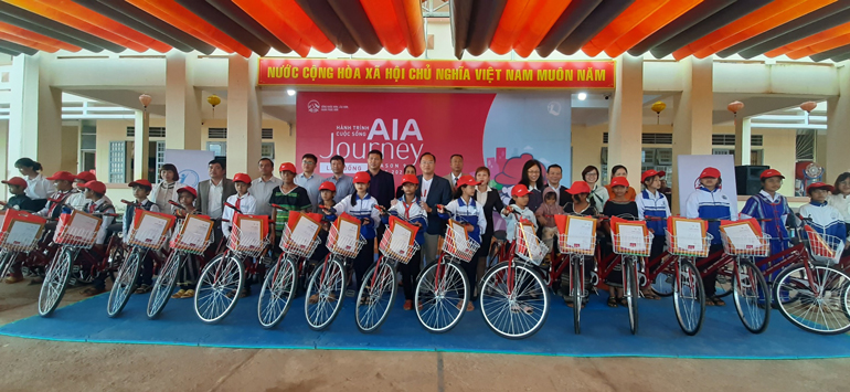 Trao xe đạp cho học sinh nghèo trên địa bàn huyện Di Linh