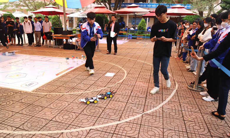 Robot các đội tranh tài tại phần thi đua tốc độ