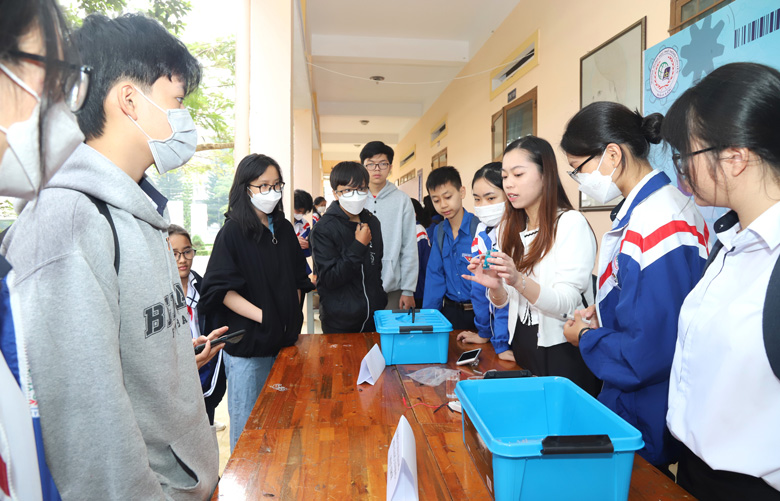 Đông đảo các em học sinh THCS yêu công nghệ trên địa bàn TP Bảo Lộc tham gia học hỏi kinh nghiệm thông tại Cuộc thi