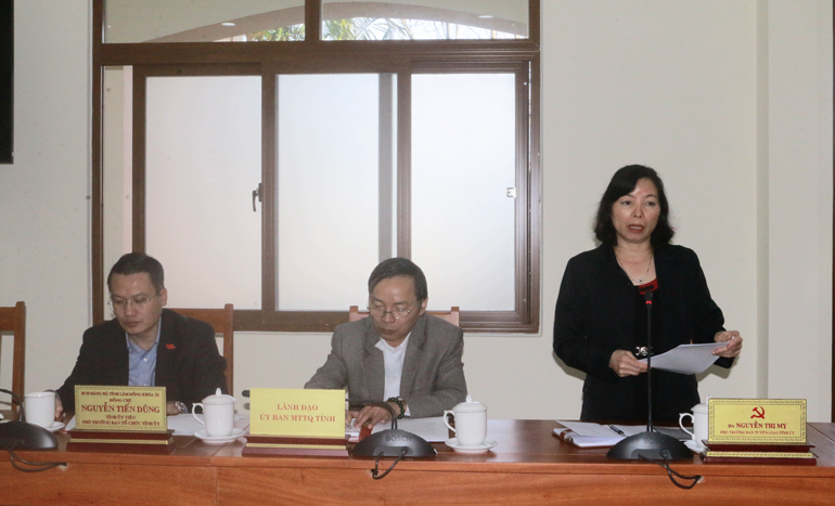 Bà Nguyễn Thị Mỵ - Phó trưởng Ban Tuyên giáo Tỉnh ủy báo cáo kết quả thực hiện Nghị quyết số 27-NQ/TW tại tỉnh Lâm Đồn