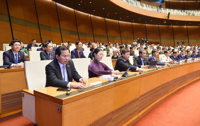 Quốc hội thông qua dự thảo Nghị quyết về thí điểm đấu giá biển số xe ô tô, với 473/489 đại biểu tham gia biểu quyết tán thành - Ảnh: VGP/Hải Liên