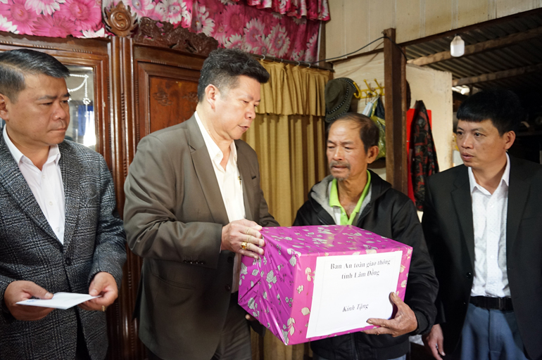 Ông Trương Hữu Hiệp trao quà và tiền động viên gia đình nạn nhân ở phường 8, Đà Lạt