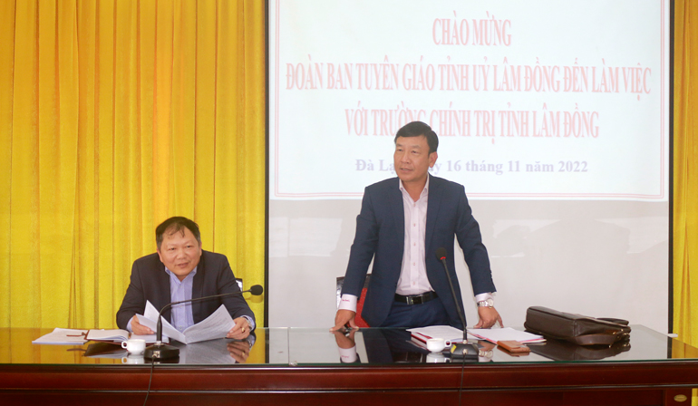 Đồng chí Bùi Thắng – Ủy viên Ban Thường vụ, Trưởng Ban Tuyên giáo Tỉnh ủy phát biểu kết luận hội nghị