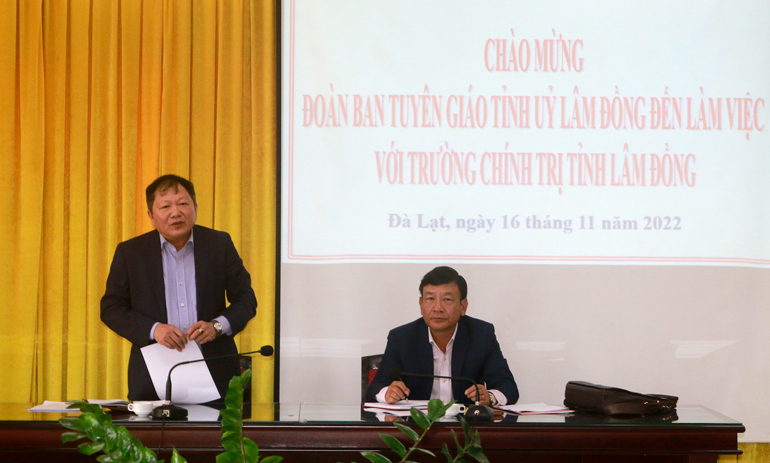 Đồng chí Nguyễn Vĩnh Phúc – Hiệu trưởng Trường Chính trị tỉnh báo cáo tóm tắt tình hình thực hiện nhiệm vụ chính trị của nhà trường năm 2022