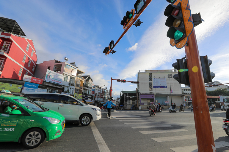 Đèn tín hiệu giao thông tại ngã tư đường Trần Phú - Đào Duy Từ- Bà Triệu