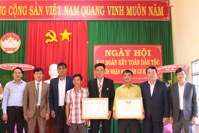 Phó Chủ tịch UBND tỉnh Phạm S tặng quà hộ tiêu biểu