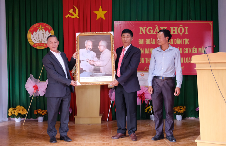 Chủ tịch UBND tỉnh tặng bức ảnh Bác Hồ - Bác Tôn động viên tinh thần Nhân dân và cán bộ thôn Thịnh Long
