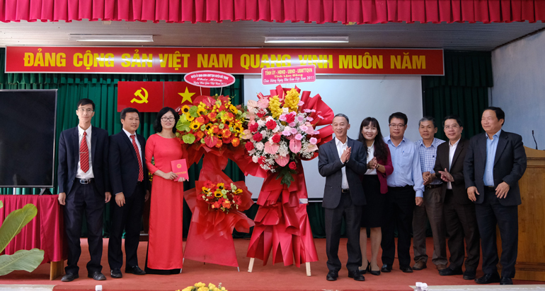 Thay mặt Tỉnh ủy, HĐND, Uỷ ban MTTQ Việt Nam tỉnh tặng hoa chúc mừng các thầy cô và nhà trường nhân kỷ niệm 40 năm ngày Nhà giáo Việt Nam