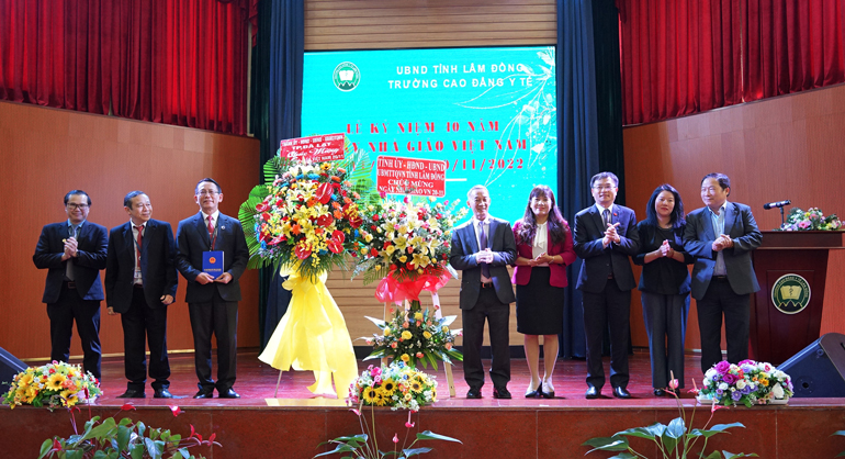 Lẵng hoa của Tỉnh ủy, HĐND, UBND và Ủy ban MTTQ Việt Nam tỉnh Lâm Đồng tặng Trường Cao đẳng Y tế Lâm Đồng 