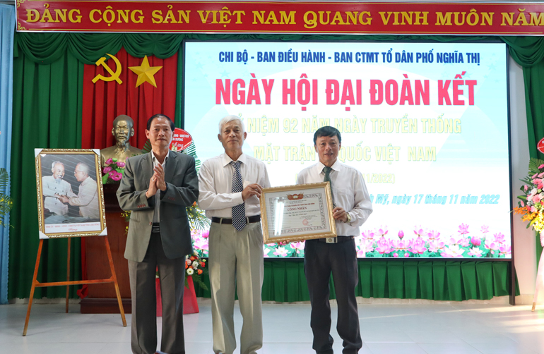Đồng chí Nguyễn Trọng Ánh Đông trao quyết định công nhận Khu dân cư kiểu mẫu TDP Nghĩa Thị